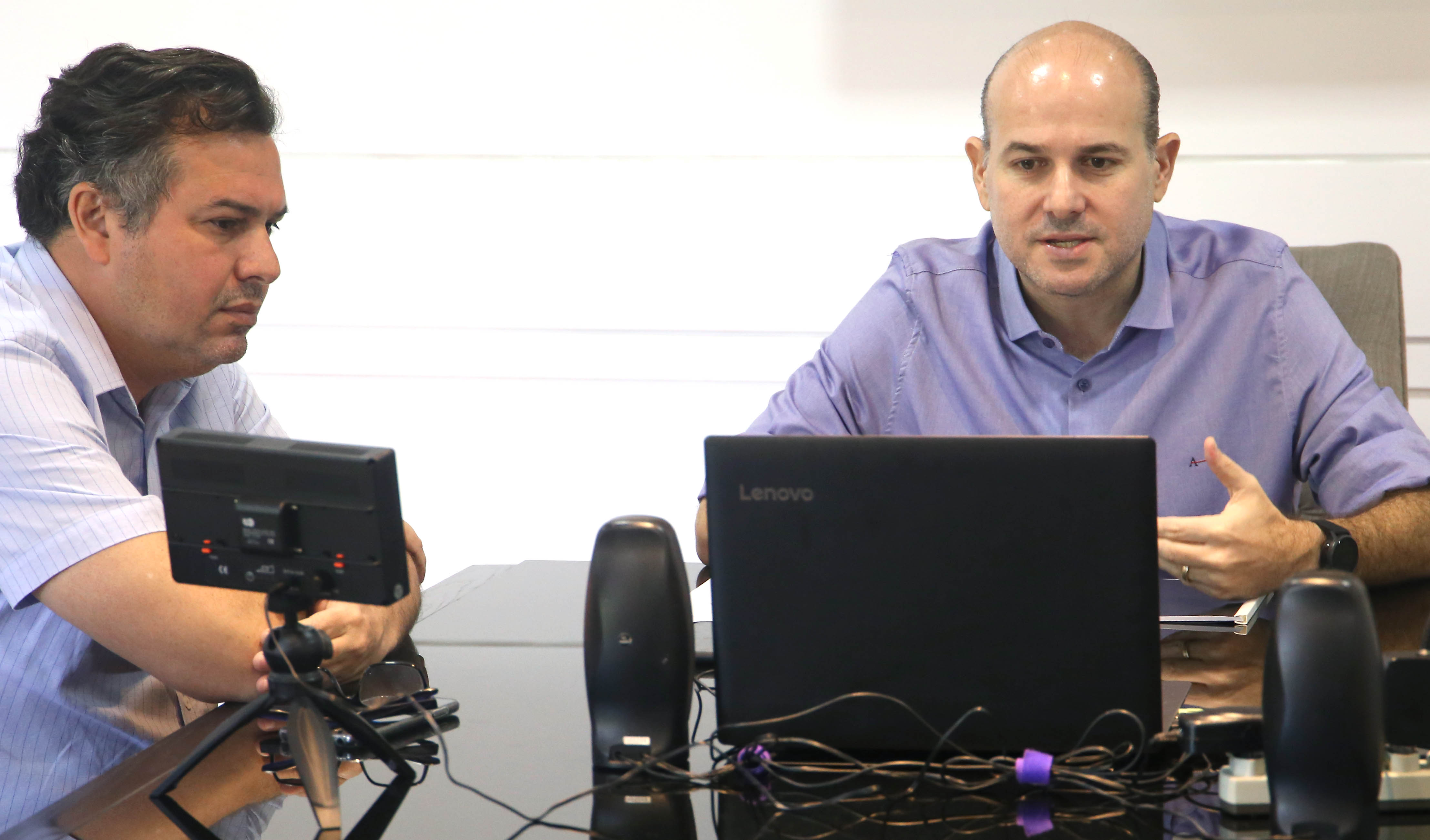 prefeito roberto cláudio no seu gabinete